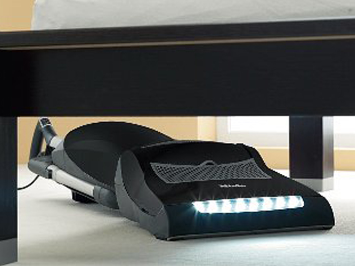 Der schlanke Korpus macht’s möglich: Komfortables Saugen unter Betten, Tischen und Sideboards ist ganz einfach.