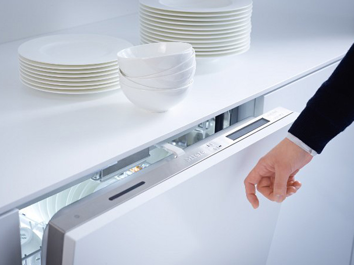 Einzigartig und patentiert: Das Gerät kann perfekt in grifflose Küchen integriert werden – die Tür öffnet auf 2maliges Klopfen automatisch.