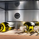 Bei den Weinschränken gewährleistet die Frischluftzufuhr über den leicht wechselbaren FreshAir-Aktivkohlefilter eine optimale Luftqualität.